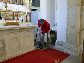 Putzaktion in der Weingartenkapelle (Foto: Karl-Franz Thiede)